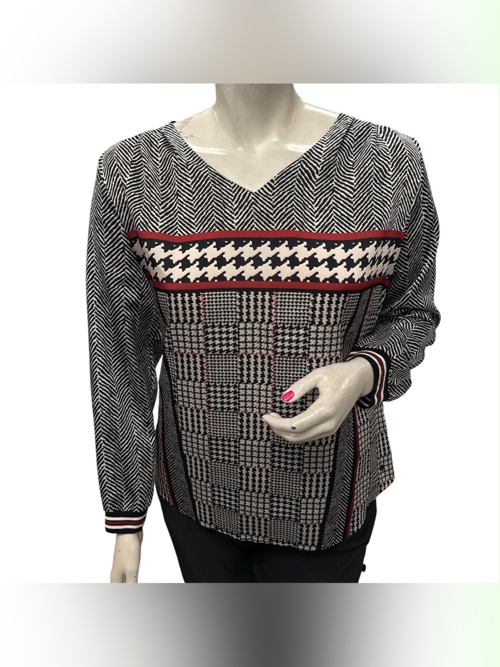 Olsen V-Neck Mixed-Pattern Sweater in Black, White & Red Size XL